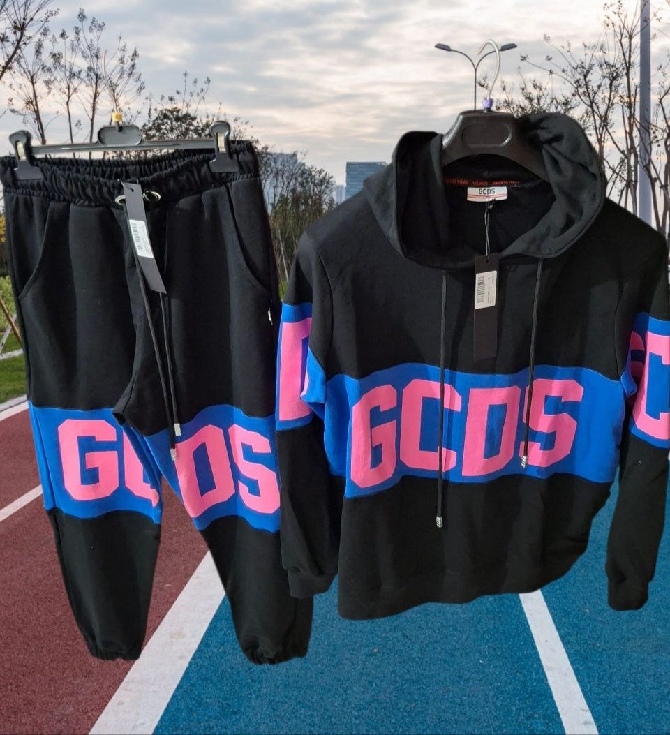 GCDS completo nero con scritta rosa