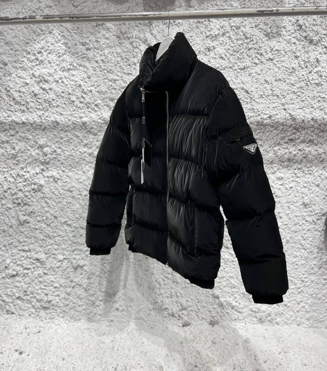 Piumino Prada Nero – Invernale Elegante & Moderno