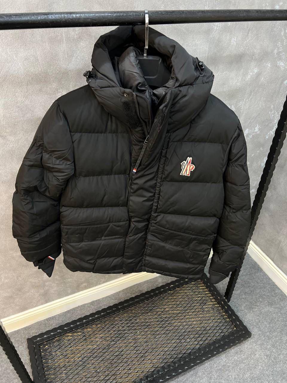 Piumino Moncler Nero – Invernale Caldo e Versatile
