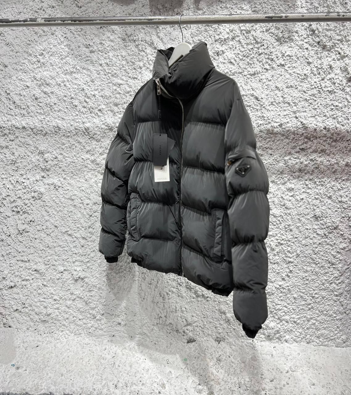 Piumino Prada Nero – Invernale Elegante e Caldo